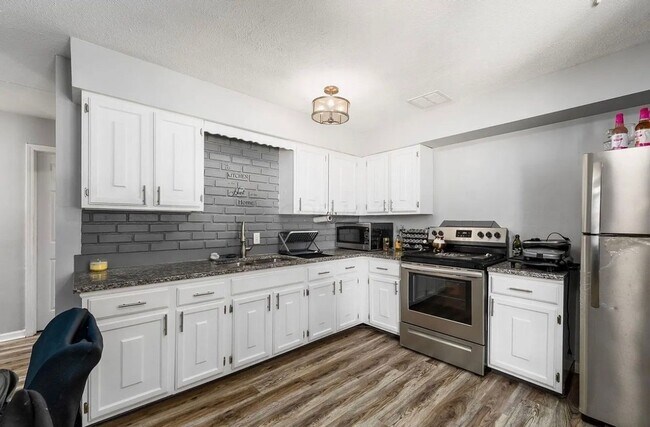 5049 Gunston Dr
