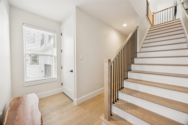 Photo - 1127 W 16th St