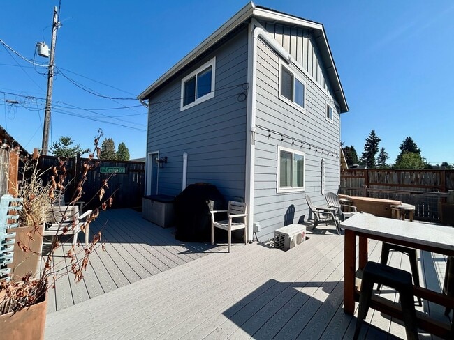 Building Photo - West Seattle DADU Rental