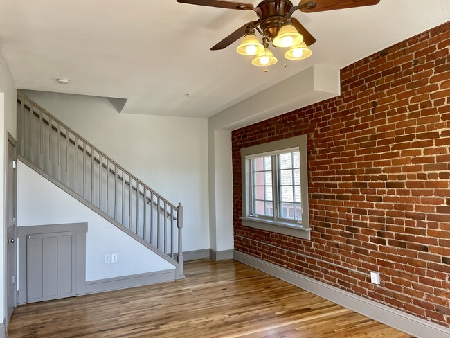 Espacio habitable en la primera planta y escaleras que conducen a los dormitorios. - 3211 Zuni St Unidad 11