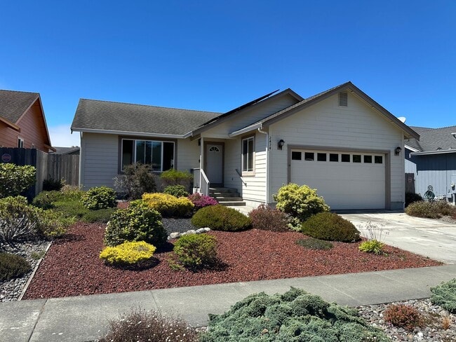 Building Photo - Sunny 3 Bedroom, 2 full bath w/Solar and B... Rental