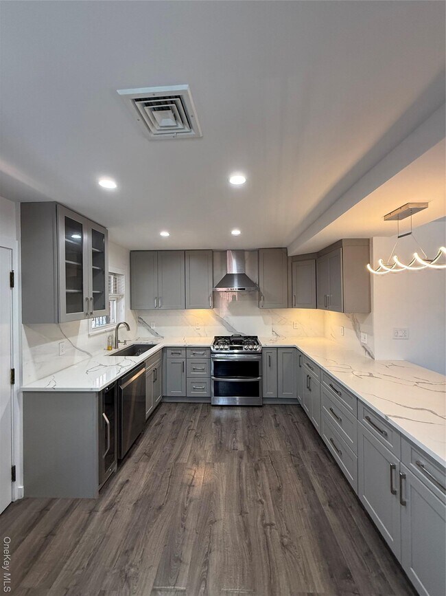 Photo - 1090 Pelham Pkwy S