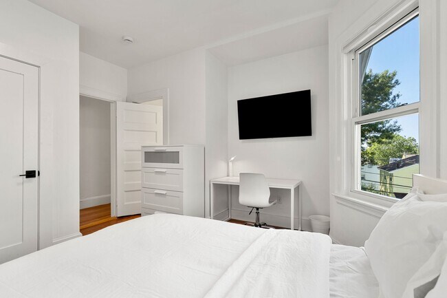 Building Photo - 80 Patten St Unit 2