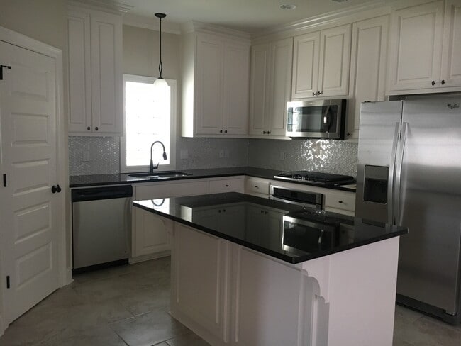 14086 Knoll Park Pl