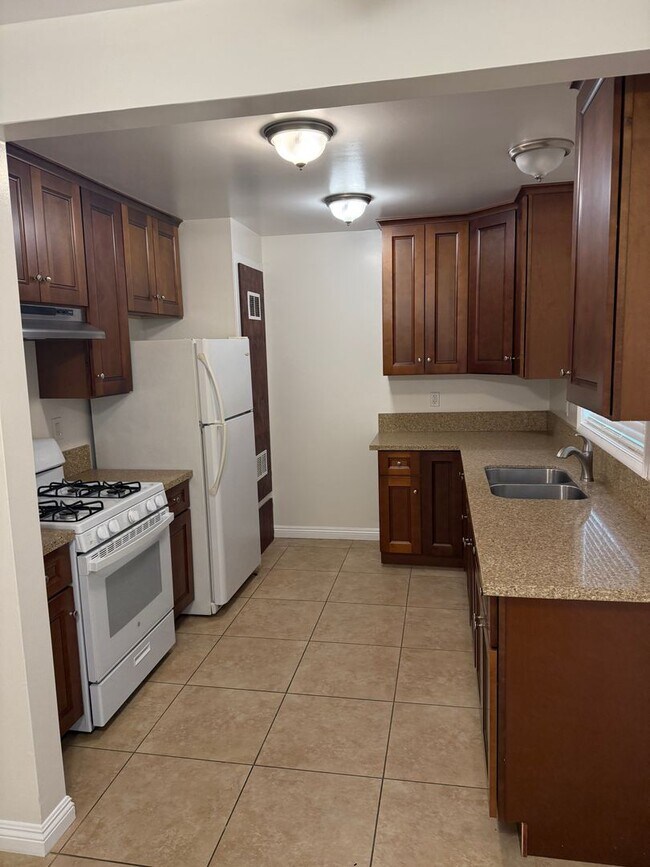 180 S Mountain View Ave Unit B