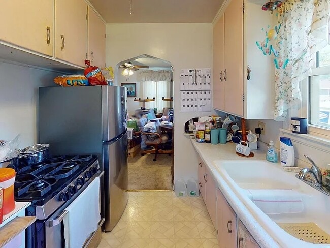 Photo - 430 Ulstad Ave