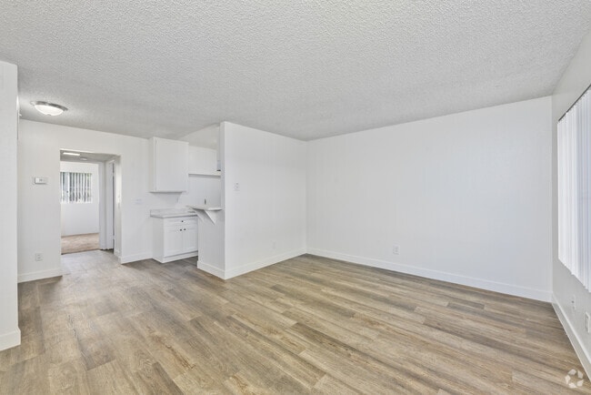 1BR, 1BA - 558SF - Living Room/Dining Room - Kendall Brook Apartments