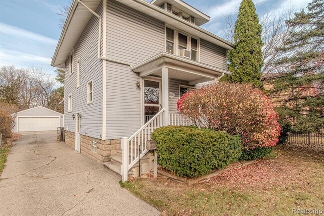 Building Photo - 613 E Lincoln Ave