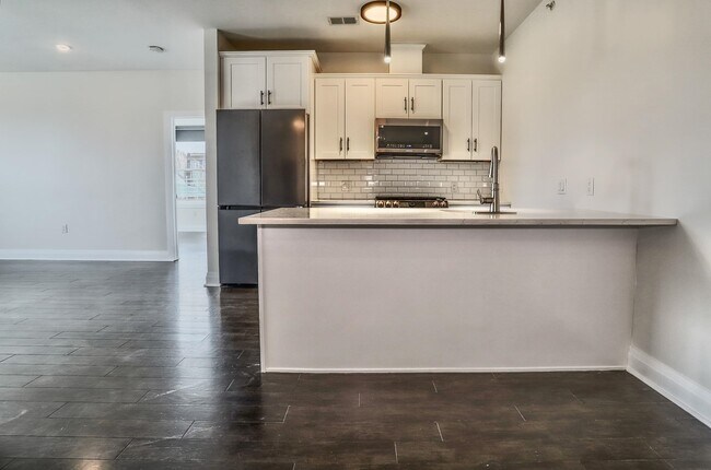 Photo - 1901 Summit Ave Unidad 404