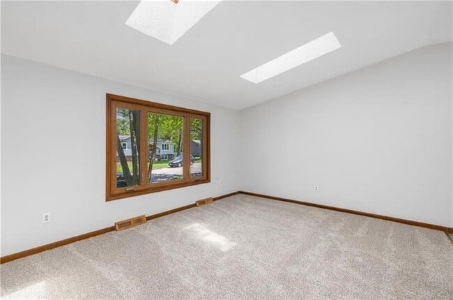 Photo - 85 Birkshire Dr