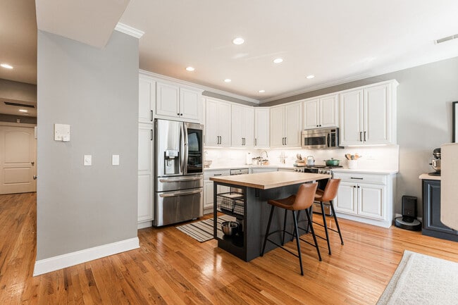 Photo - 726 W Addison St Unit 3