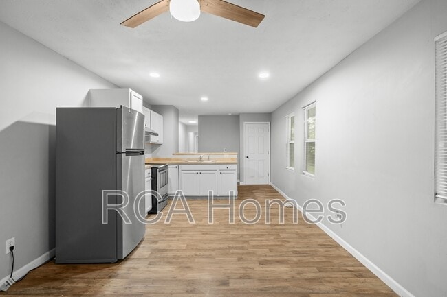 Photo - 834 W 26th St