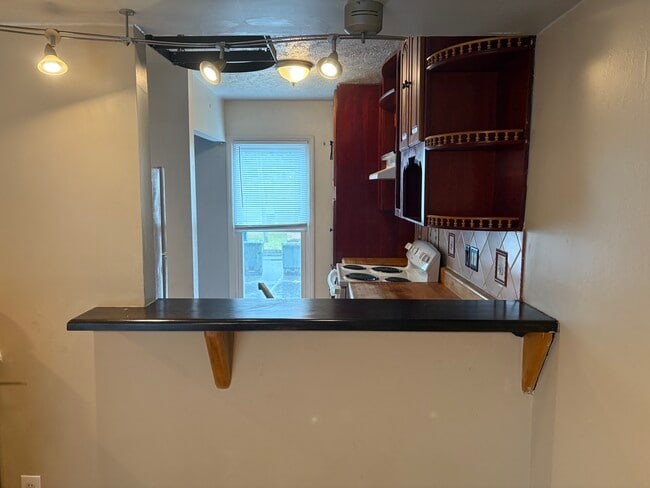 Photo - 423 Kirkcaldy Ct