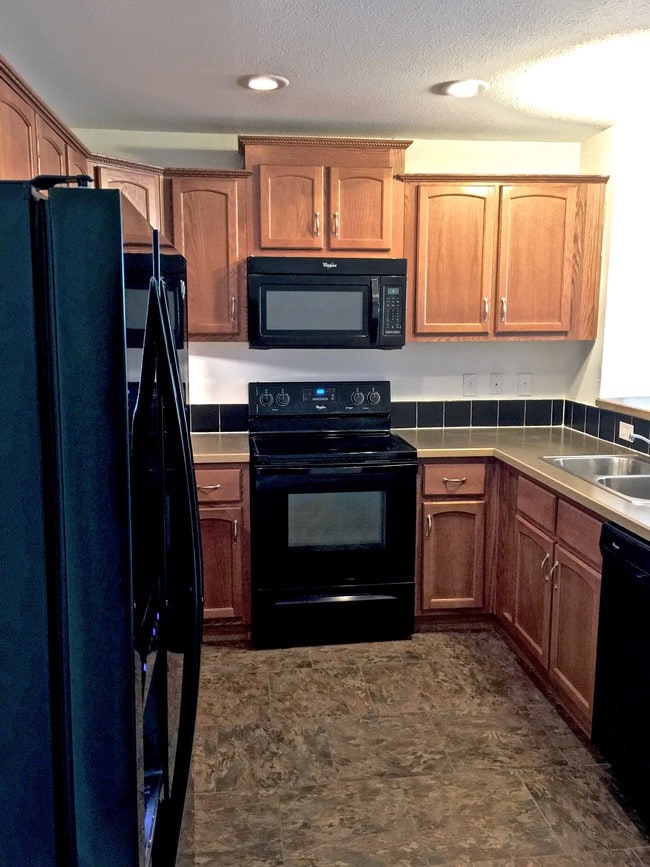 Kitchen - Townhomes on Bison & Cedar Ridge Twinhomes