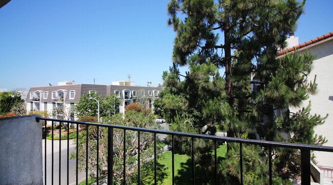 Building Photo - 8163 Redlands St Unit 67 Rental