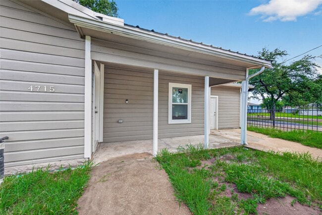 Photo - 4715 Chapman St