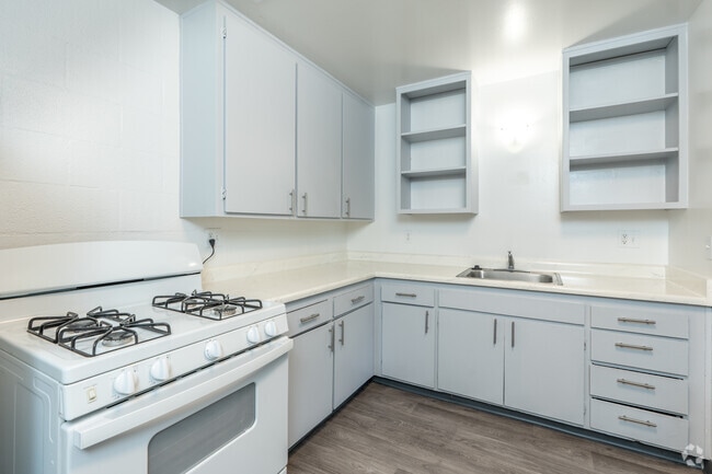 1BR, 1BA - 713SF - Kitchen - Desert Fountains at Palm Desert