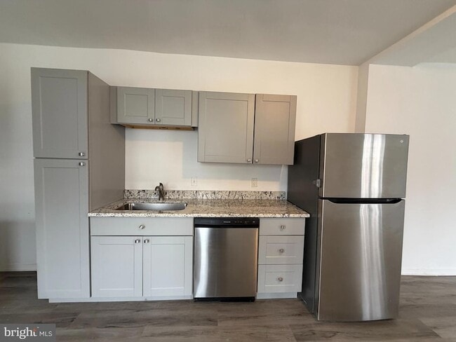 Photo - 731 E 4th St