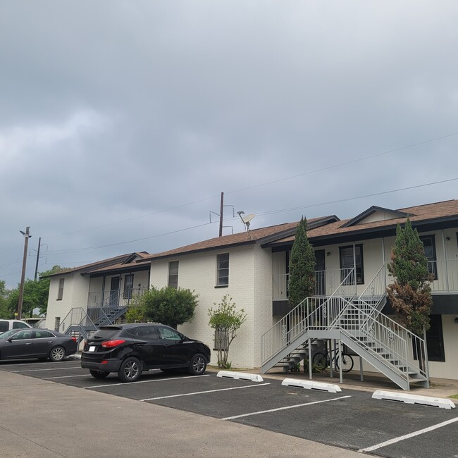 Live Oak Apartments - Live Oak Apartments