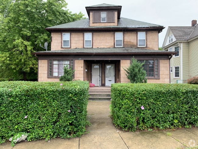 Building Photo - 1209 Sanderson Ave Rental