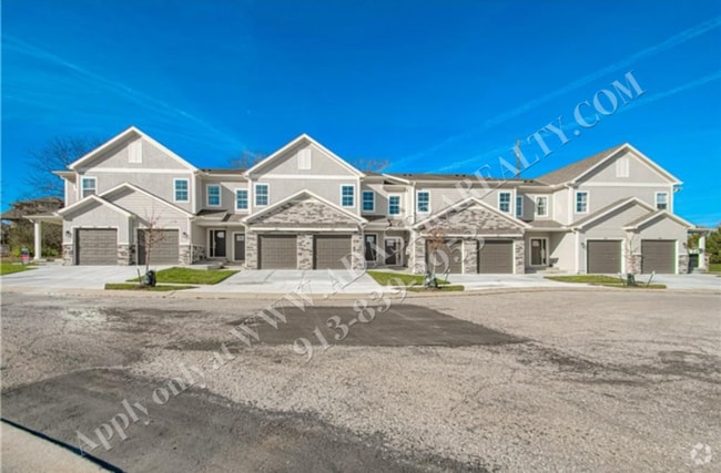 Building Photo - Brand New Townhome 3 Bed 2.5 Bath in Olath...