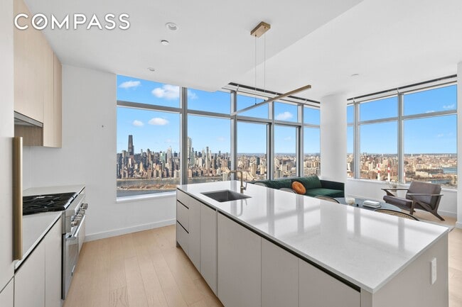 Building Photo - 3 Ct Square W Unit PH302