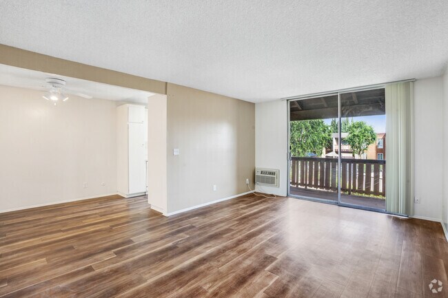 2BR, 2BA - 910 SF