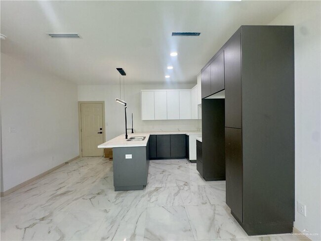 1303 Rosewood Ln Unit 3