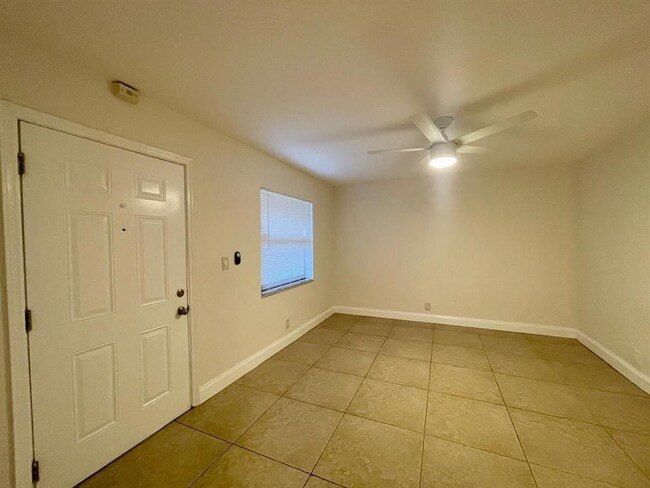 Building Photo - 601 NE 29th Dr Unit 7