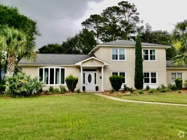 Building Photo - Charming 4 Bedroom Home with Saltwater Poo...