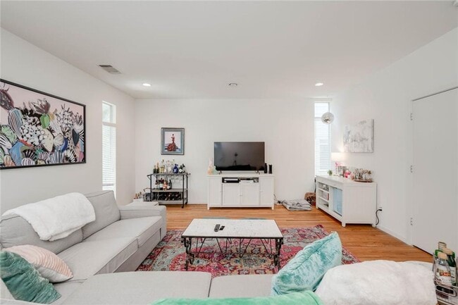 Photo - 712 E 45th St