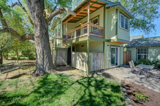 Building Photo - 393 N Laurel St