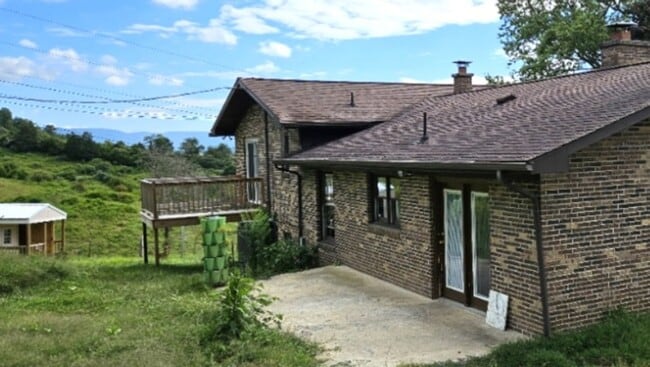 Photo - Cumberland Gap / Harrogate 37724 - Horse Friendly, 4 bedroom, 2 bath home with stable - Contact B...