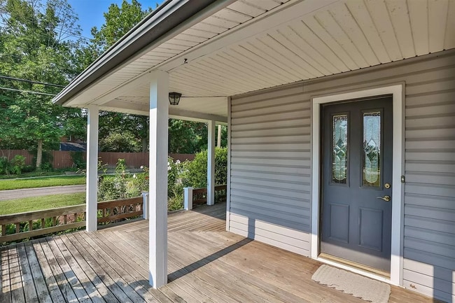 Photo - 476 Compton Rd