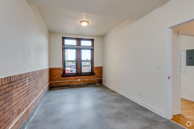 2 BR, 1 BA - 1,213SF