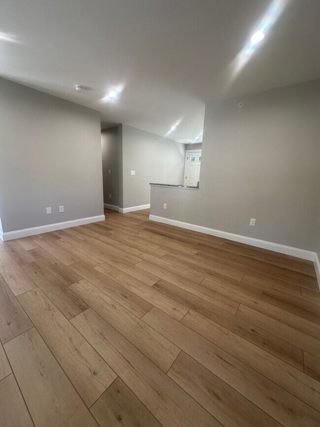 439 Main St Unit 102
