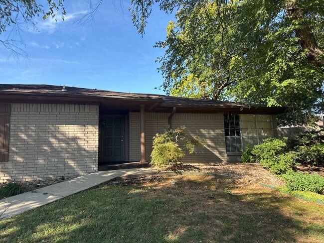 Building Photo - WICKLOW DRIVE DUPLEX Unit 3803