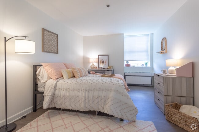 2BR, 2BA - 926 SF