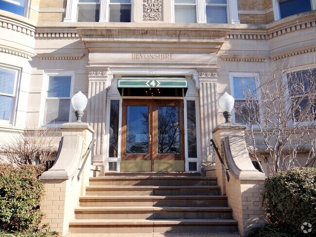 Building Photo - Charming 3 BD/2 BATH right across the stre... Unit 3D Rental