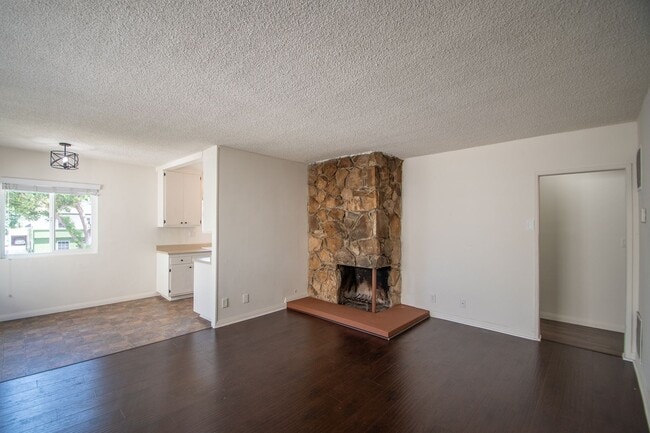 11100 Camarillo St Unit 04