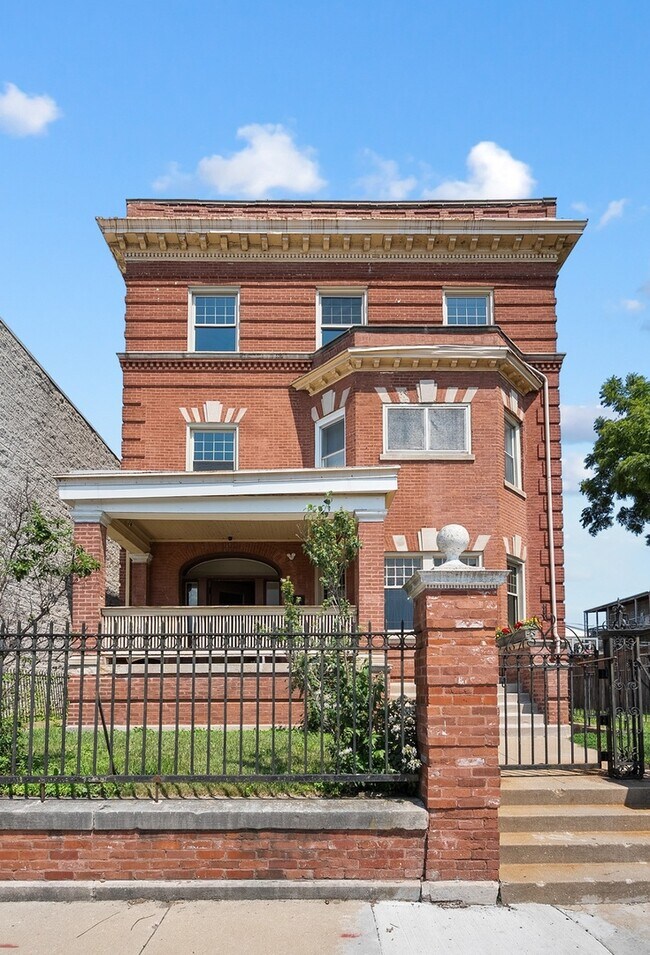 Building Photo - 4541 S Forrestville Ave Unit 3 Rental