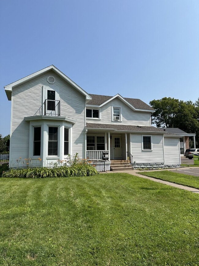 Exciting 3 Bed 1 Bath near UWEC! Available... - Exciting 3 Bed 1 Bath near UWEC! Available... Apartamento