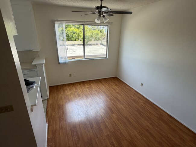 Unit 4 - 4444 Whitsett Ave