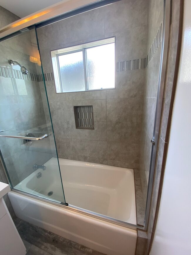 TILED SHOWER TO CEILING W/ ACCENT NIECH & GLASS ENCLOSURE - Large Bright Front Remolded 2x2 Unit