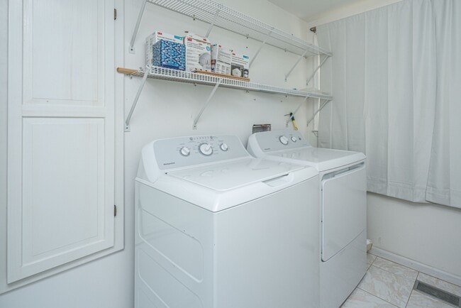 Building Photo - 1791 Dunbarton Dr