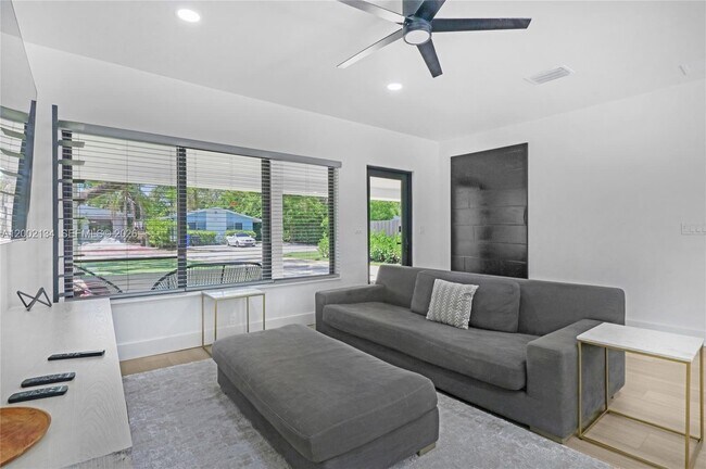 Photo - 811 NE 17th Ct