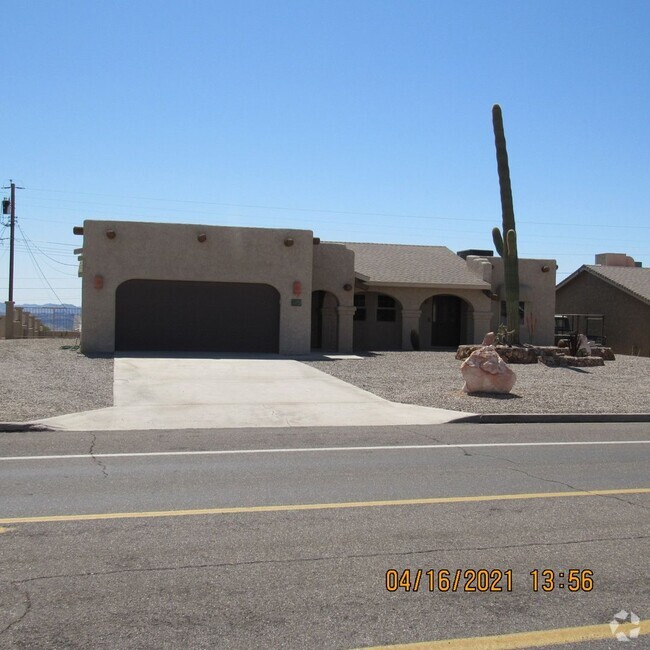 Building Photo - 3 bedroom 2 bath 2 car garage side RV parking Rental