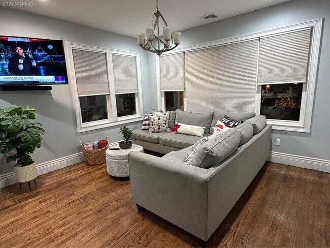 Photo - 535 E Walnut St Unidad Main