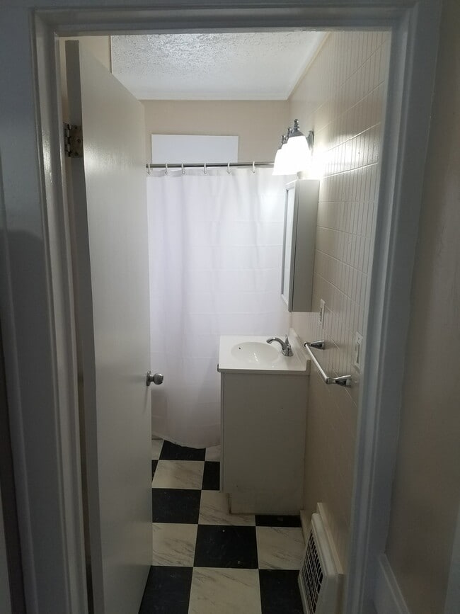 Photo - 2 Bedroom 1 Bath Bungalow in Pontiac