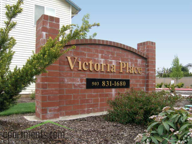Entrada - Victoria Place Apartments